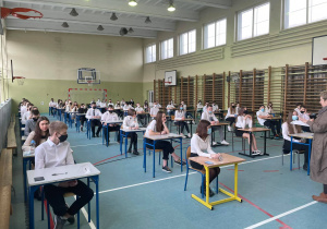 Uczniowie klas ósmych przygotowani do próbnego egzaminu.